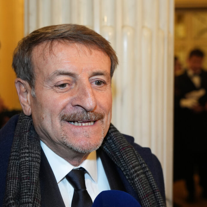 “Mi hanno puntato una pistola alla tempia. La morte? La penso costantemente. Immagino il paradiso come un hotel a 5 stelle dove incontri Hitler e Stalin”: così Giacomo Poretti