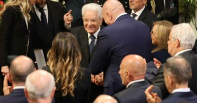 Copertina di Mattarella: “Memoria del 25 aprile non per posizioni ideologiche ma per amor di Patria”. Meloni: “Ricordiamo la sconfitta dell’oppressione fascista”