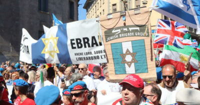 Copertina di 25 aprile, corteo bloccato a Milano: i pro-Pal contro la Brigata ebraica. Pagliarulo (Anpi): “No a bandiere israeliane”