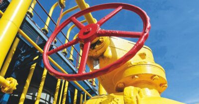 Copertina di La Ue vuole “fare pressione” su Mosca ma continua a finanziarla: in aprile acquisti di petrolio e gas per 1,7 miliardi. Francia in testa