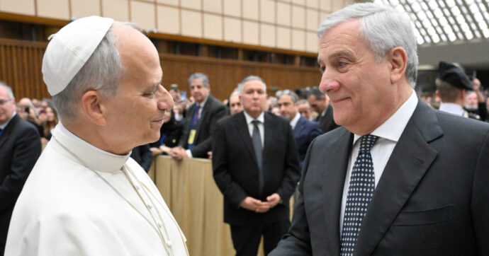 Ppe, i parlamentari in visita dal Papa. Ecco il dress code (anti-tedeschi): “Niente abiti chiari, spalle e gambe coperte”