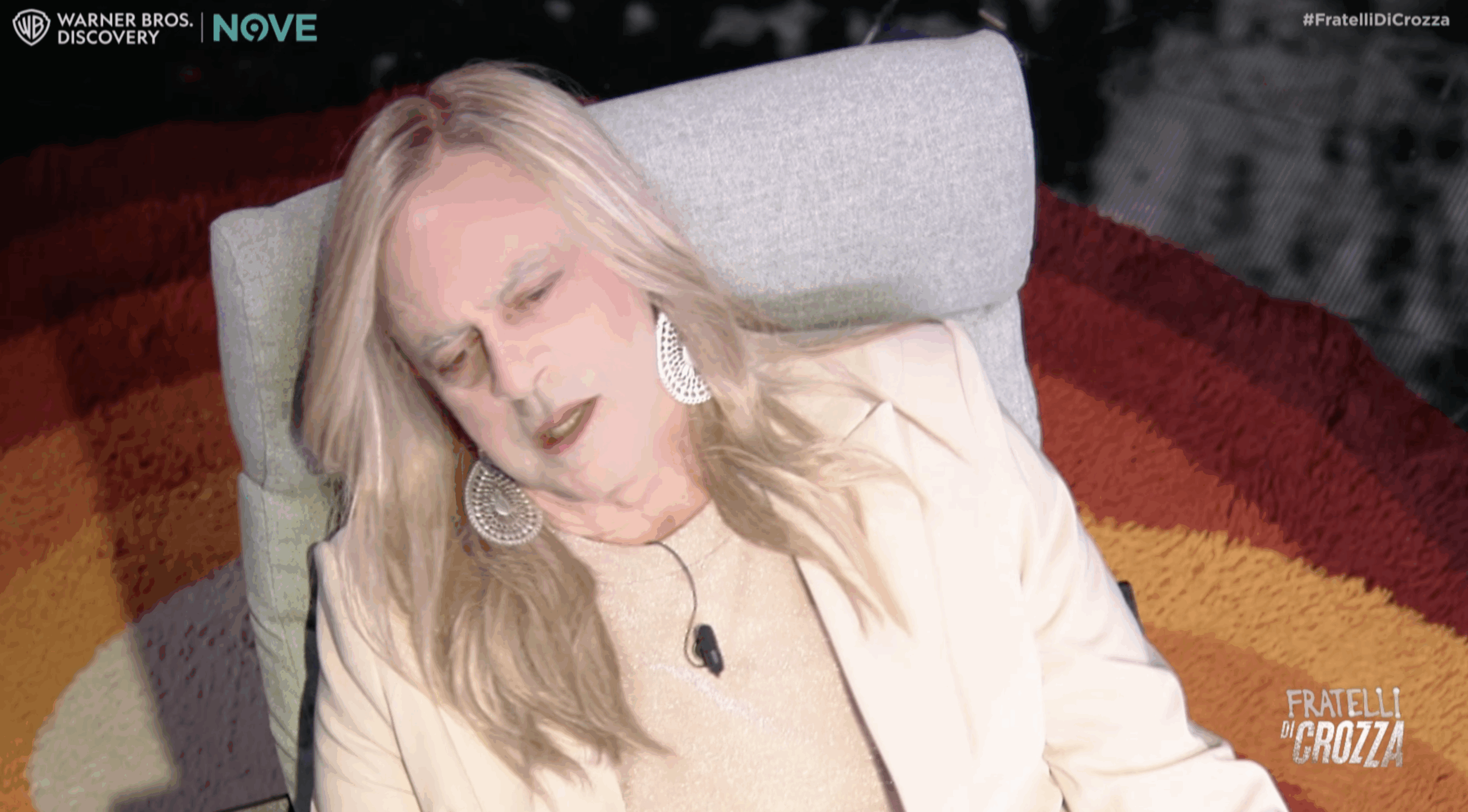 Crozza-Meloni è sfinita: “Vorrei vedere voi a tenere i piedi in quattro scarpe…”