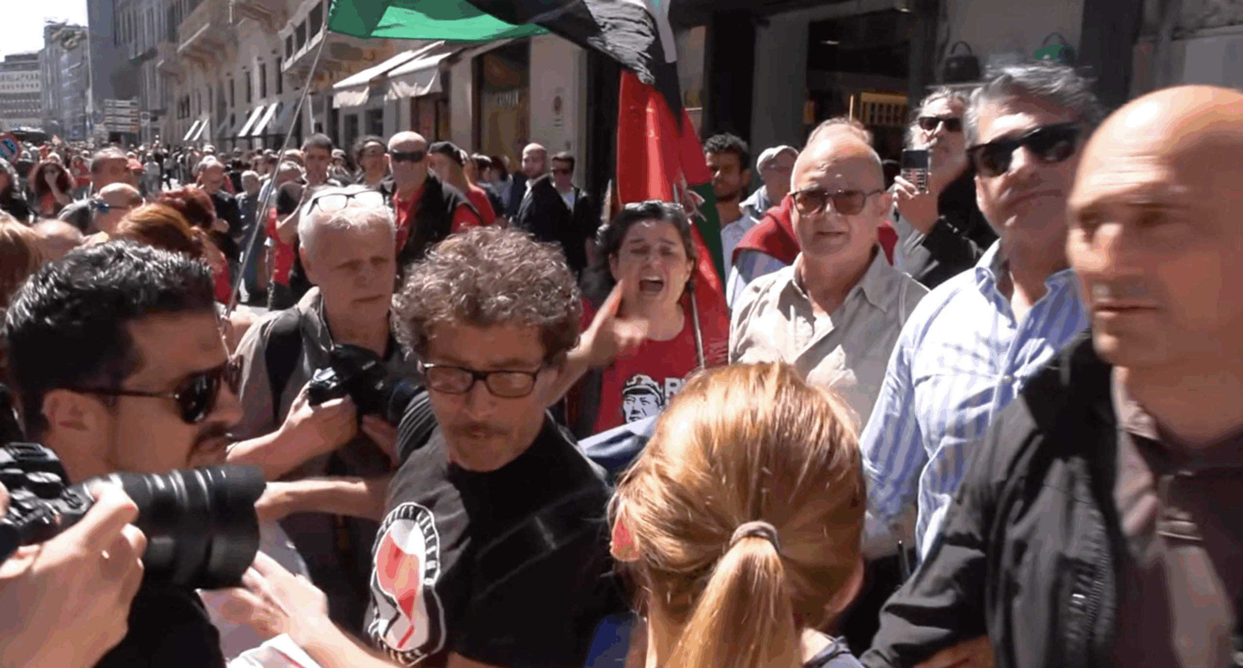 25 aprile a Milano, manifestanti pro-Palestina contestano la Brigata Ebraica. Fischi e urla: "Fuori i sionisti dal corteo" - VIDEO