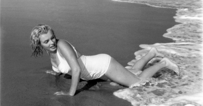 Copertina di Le curve di Marilyn Monroe oggi farebbero scandalo? La mostra al Mudec riaccende il dibattito su corpo e bellezza nell’era Ozempic e della magrezza estrema