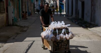 Copertina di Cuba sotto assedio, l’isola soffoca senza cibo, elettricità, carburante: così la sopravvivenza passa dal mercato nero. Il reportage e il video