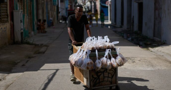 Cuba sotto assedio, l’isola soffoca senza cibo, elettricità, carburante: così la sopravvivenza passa dal mercato nero. Il reportage e il video
