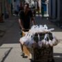 Copertina di Cuba sotto assedio, l’isola soffoca senza cibo, elettricità, carburante: così la sopravvivenza passa dal mercato nero. Il reportage e il video