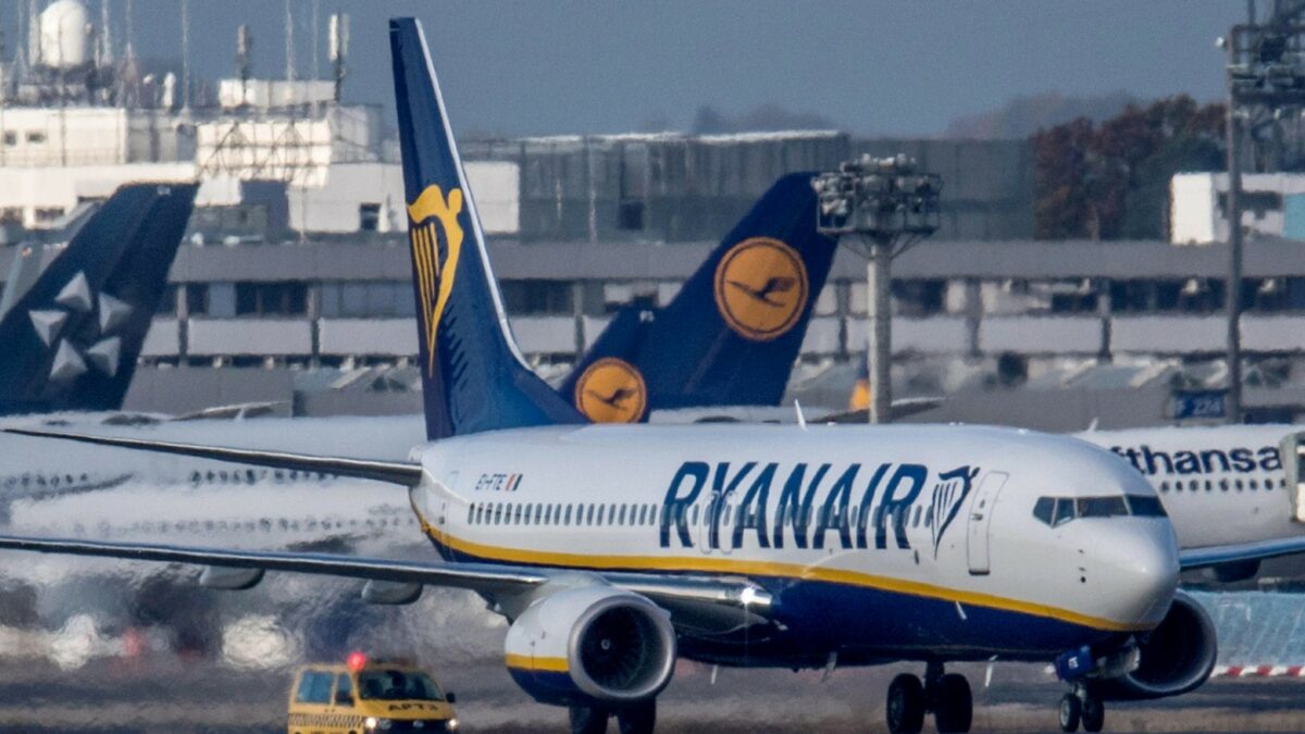 Il volo Ryanair Alghero-Bari viene cancellato per un “guasto tecnico”: niente albergo ma solo un voucher da 4 euro, passeggeri costretti a passare la notte in aeroporto