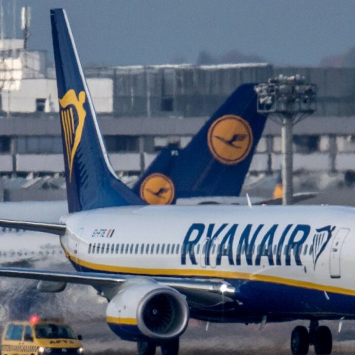 Ryanair pronta a tagliare i voli di martedì, mercoledì e sabato: “Inizieremo dalle rotte meno redditizie, sacrificabili gli aerei di metà giornata”. Il piano d’emergenza