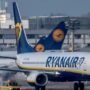 Copertina di Passeggero ubriaco semina il panico su un volo Ryanair e provoca un atterraggio d’emergenza