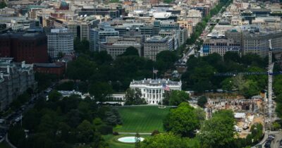 Copertina di Trump usa il fallito attentato per promuovere il controverso salone ricevimenti alla Casa Bianca: “Sarà più grande e sicuro”