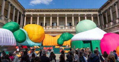 Copertina di Design Week Milano 2026, dal caviale di Buccellati agli arazzi ironici di Gucci: anatomia di un’ossessione collettiva, tra code e caccia ai gadget