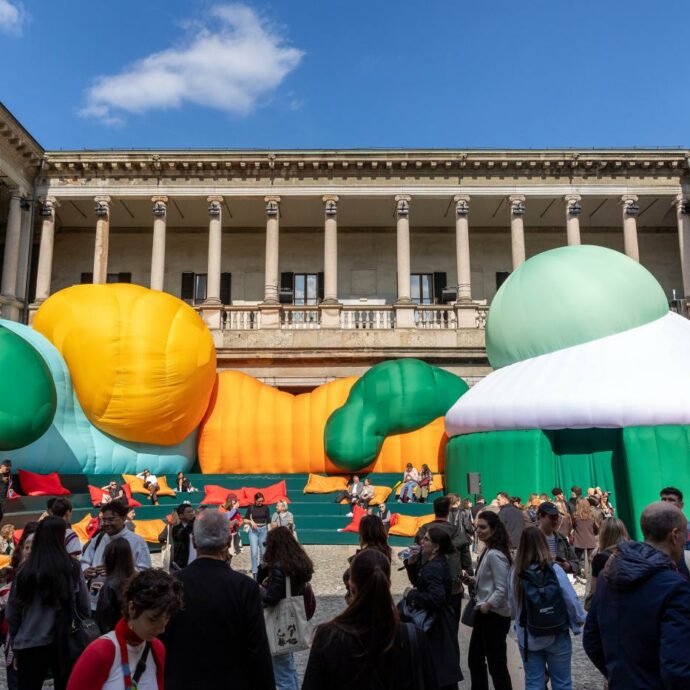 Design Week Milano 2026, dal caviale di Buccellati agli arazzi ironici di Gucci: anatomia di un’ossessione collettiva, tra code e caccia ai gadget