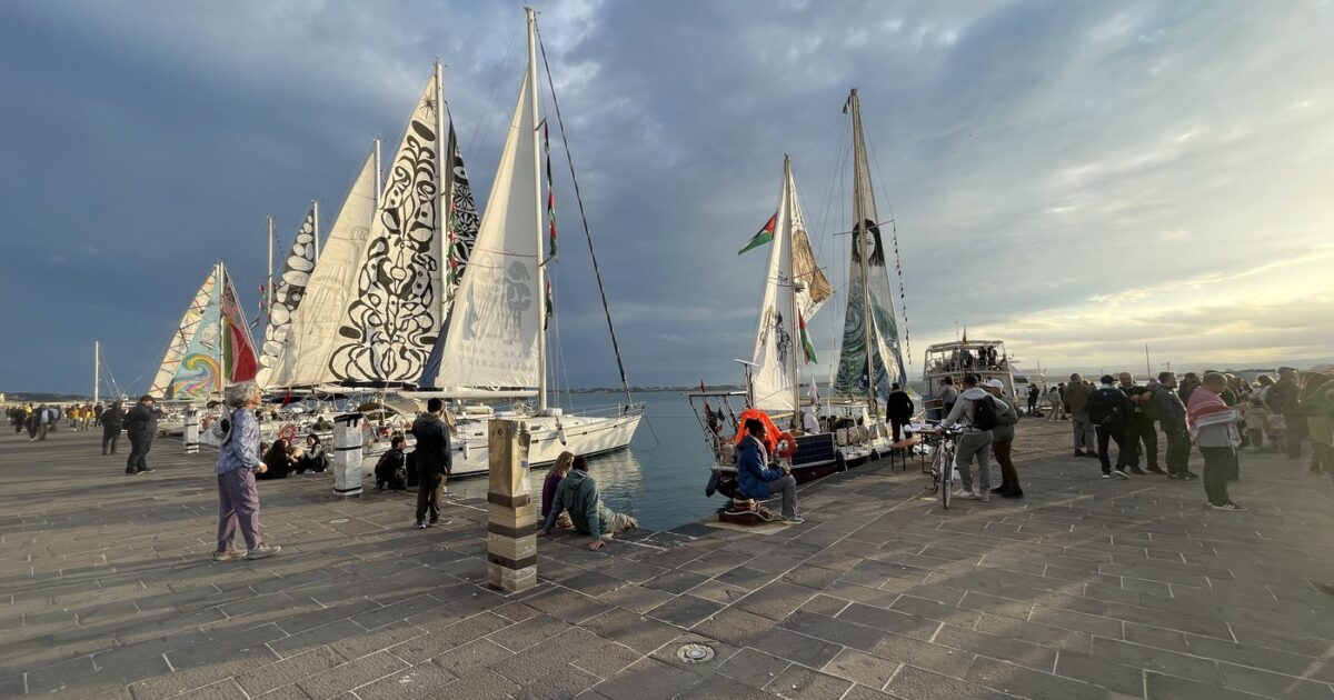 La Flotilla riparte per Gaza: la nuova missione per “rompere l’assedio”. Il racconto dell’inviato del Fatto a bordo