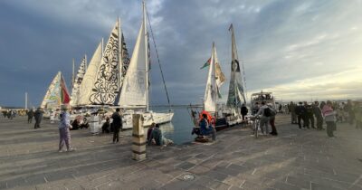 Copertina di La Flotilla riparte per Gaza: la nuova missione per “rompere l’assedio”. Il racconto dell’inviato del Fatto a bordo