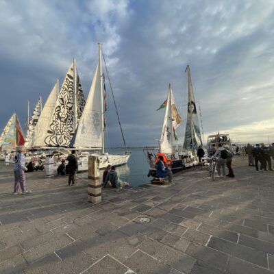 Copertina di La Flotilla riparte per Gaza: la nuova missione per “rompere l’assedio”. Il racconto dell’inviato del Fatto a bordo