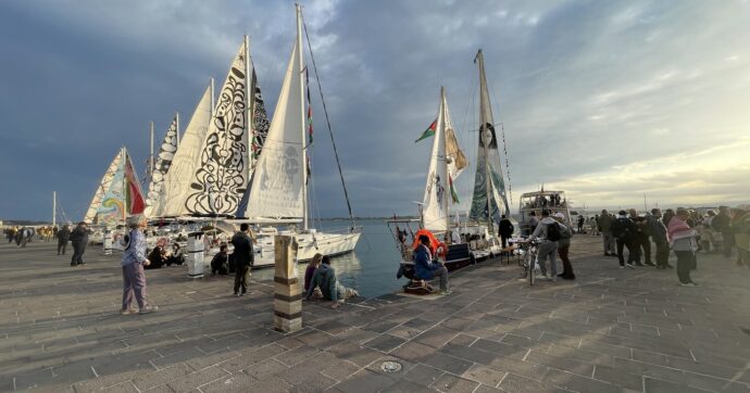 La Flotilla riparte per Gaza: la nuova missione per “rompere l’assedio”. Il racconto dell’inviato del Fatto a bordo