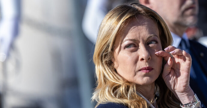 25 aprile, Meloni in silenzio sugli spari a Roma: la premier twitta su disordini e Trump, ma tace sui manifestanti feriti
