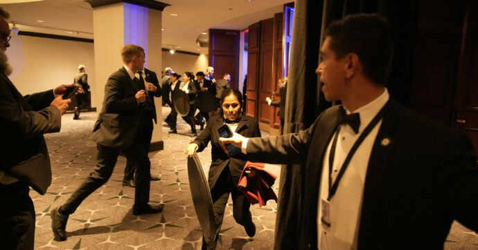 Nuovo attentato a Donald Trump, un uomo spara durante la cena con i corrispondenti alla Casa Bianca: ferito un agente del Secret Service, presidente illeso