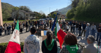 Copertina di “Non cantate ‘Bella ciao’, è politicizzata”: l’invito ai bambini del sindaco leghista all’evento per il 25 aprile nel Cuneese