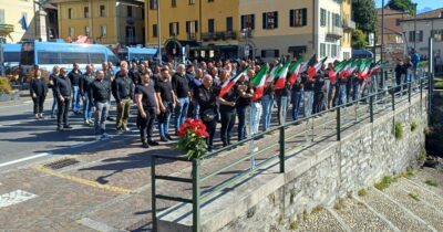 Copertina di Saluti romani a Dongo (Como), gli antifascisti cantano “Bella Ciao”: presente Ilaria Salis. Il Pd: “Commemorazione un insulto alla storia”