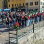 Copertina di Saluti romani a Dongo (Como), gli antifascisti cantano “Bella Ciao”: presente Ilaria Salis. Il Pd: “Commemorazione un insulto alla storia”