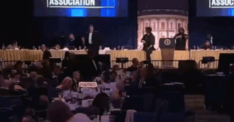 Attentato a Trump, i colpi e la fuga: il momento degli spari alla cena dei giornalisti all’Hilton