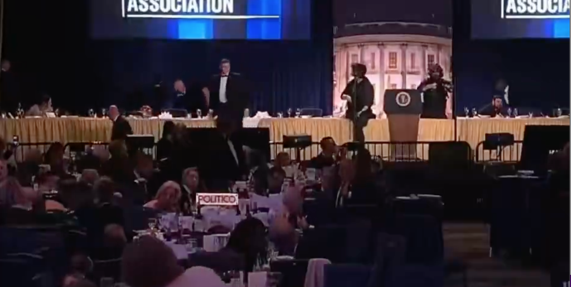 Attentato a Trump, i colpi e la fuga: il momento degli spari alla cena dei giornalisti all’Hilton