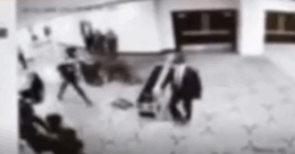 La fuga dell'attentatore rincorso dalla sicurezza