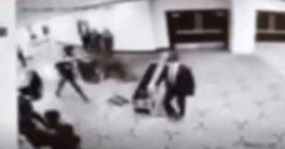 Copertina di Spari alla cena di Trump con i giornalisti, la fuga dell’attentatore e la reazione della sicurezza: le immagini della videosorveglianza