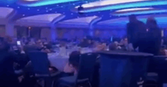 Copertina di Attentato alla cena di Trump, i giornalisti si nascondono sotto i tavoli subito dopo gli spari: il video