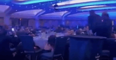 Copertina di Attentato alla cena di Trump, i giornalisti si nascondono sotto i tavoli subito dopo gli spari: il video