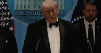 Copertina di Spari alla cena con i giornalisti, Trump: “L’attentatore aveva molte armi. Evento inaspettato, gestito in modo efficace dalla sicurezza”