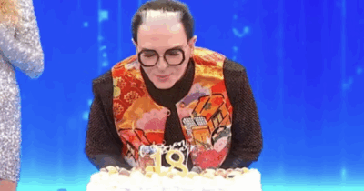 Copertina di “Compio 18 anni. Sono pronto per il ballo delle debuttanti, Montecarlo mi aspetta”: Cristiano Malgioglio festeggia il compleanno ad Amici 25