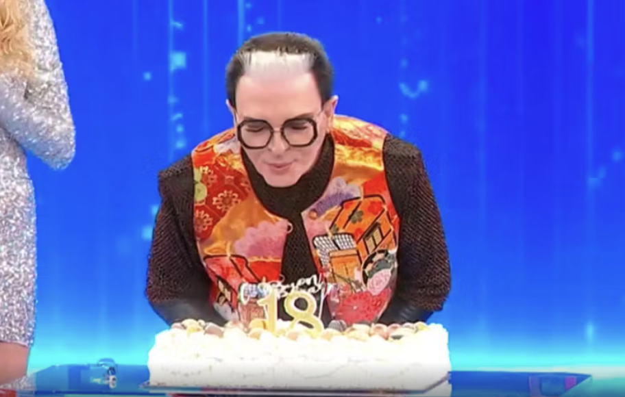 “Compio 18 anni. Sono pronto per il ballo delle debuttanti, Montecarlo mi aspetta”: Cristiano Malgioglio festeggia il compleanno ad Amici 25