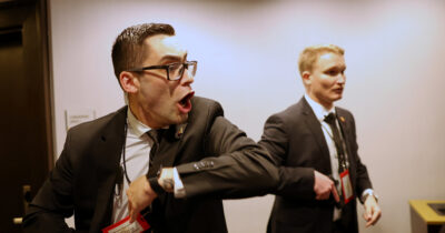 Copertina di La camera prenotata dall’attentatore, zero metal detector all’ingresso, checkpoint solo davanti alla sala da ballo: cosa non ha funzionato nella sicurezza di Trump