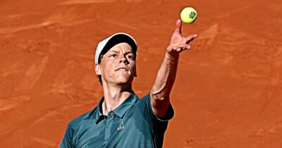 Copertina di Sinner va di fretta: batte Moller senza problemi e vola agli ottavi. Affronterà Norrie: “Qui più fa caldo e più la palla parte”