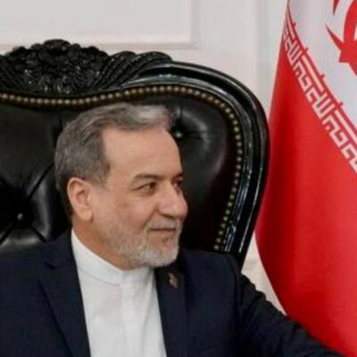 Copertina di Usa-Iran, stallo nei colloqui all’apertura dei mercati. Araghchi va da Putin, per Trump: “Teheran deve solo chiamare”