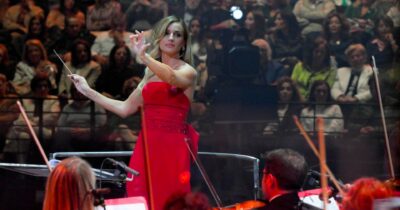 Copertina di Beatrice Venezi licenziata dal Teatro La Fenice: “Da lei gravi e ripetute offese”. E anche il governo la scarica. Giuli: “Fiducia nella dirigenza del teatro”