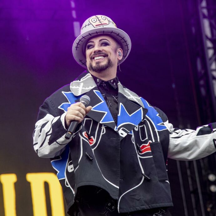 “Andavo nei negozi e compravo 25 pezzi della stessa cosa, ma in colori diversi. E poi li ritrovavo nel mio armadio con le etichette ancora attaccate. Periodo un po’ folle, oggi sono parsimonioso”: così Boy George