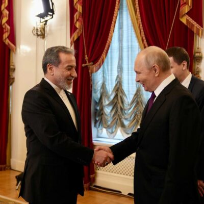 Copertina di Putin al ministro iraniano: “Russia farà il possibile per la pace”. Netanyahu tira dritto: “Bisogna continuare l’azione militare in Libano”