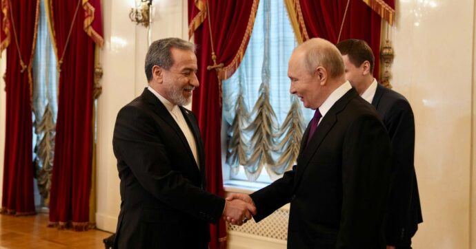 Iran, Putin al ministro Araghchi: “Russia farà il possibile per la pace”. Trump convoca riunione sullo stallo dei negoziati e prossimi passi”
