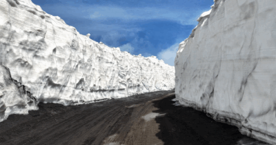 Copertina di Muraglioni di neve impressionanti sull’Etna, il video dal drone sopra le pareti alte fino a sei metri