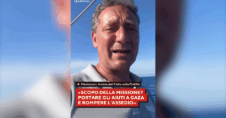 Copertina di L’inviato del Fatto a bordo della Sumud Flotilla: “Qui cibo, medicinali ma anche kit scolastici e giochi per i bambini”