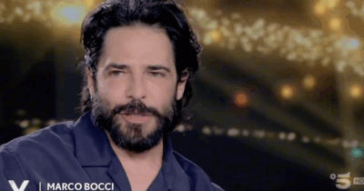 Copertina di “La grave encefalite mi ha lasciato la memoria a breve termine. Sto da 13 anni con Laura Chiatti ma ci lasciamo e riprendiamo. Sono l’uomo più lasciato della storia”: così Marco Bocci
