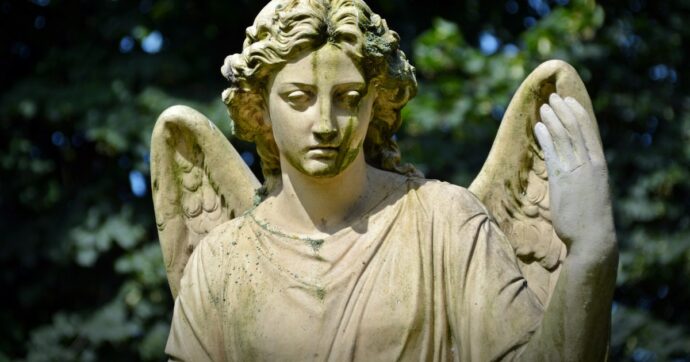 “Nel mondo, corpo crivellato di proiettili e idiozia, l’Angelo rompe in un pianto a dirotto”