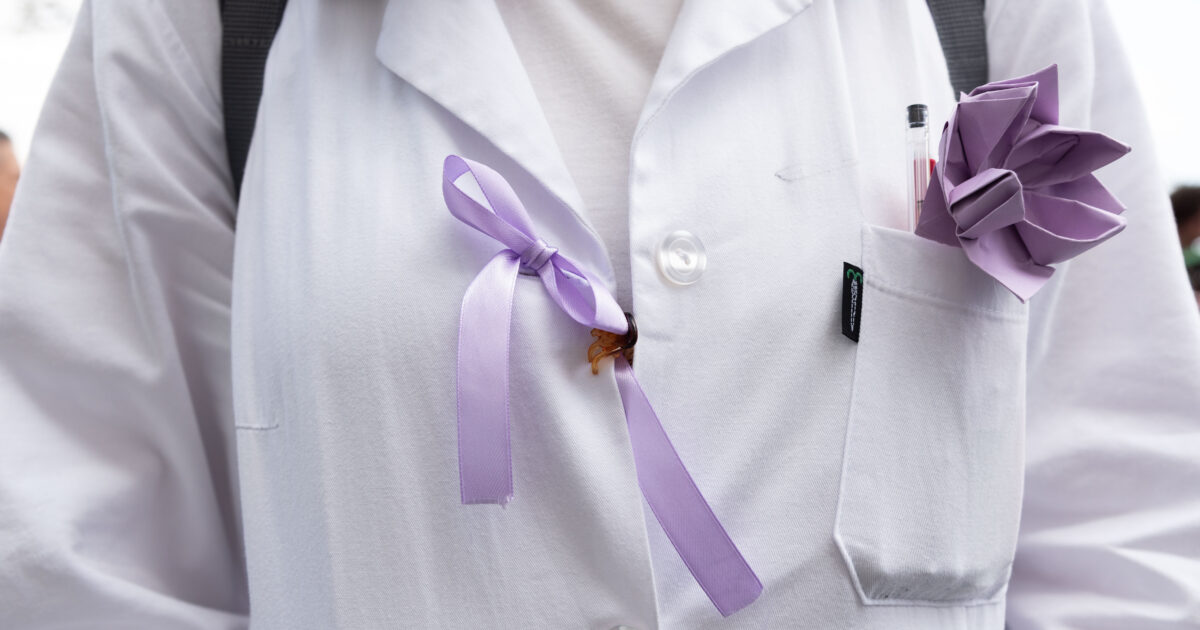 Giornata del Fiocchetto Lilla, disturbi alimentari in crescita tra bambini e adolescenti e fondi pubblici a singhiozzo: “Serve formazione per tutti dalle famiglie agli allenatori sportivi”