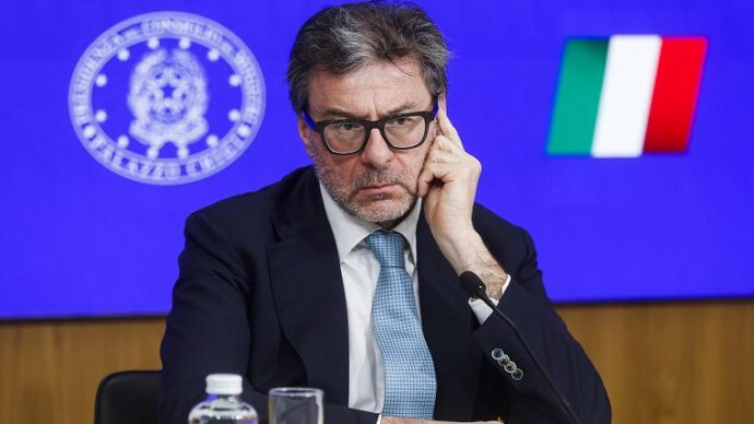 Carburanti alle stelle, il governo vara uno sconto di 17 centesimi al litro fino al 6 agosto solo per il gasolio. Il prezzo resta sopra i 2 euro