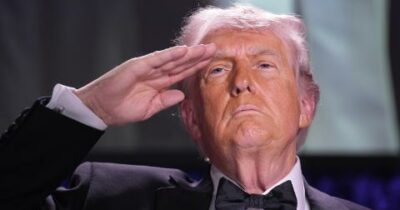 Copertina di Dai sorrisi di Hegseth alla “profezia” della portavoce di Trump: l’attentato all’Hilton al centro delle teorie del complotto