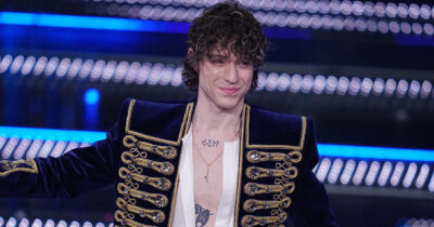 Copertina di Irama: “Ho due pappagalli. A volte mi sento in colpa a rientrare tardi, perché poi devo metterli a dormire. Ti guardano, ti ‘parlano’, e ti mandano il cervello in fumo”